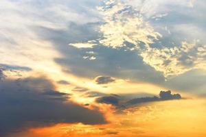 beau coucher de soleil ciel au-dessus des nuages avec une lumière dramatique - ciel avec nuage avant le coucher du soleil photo