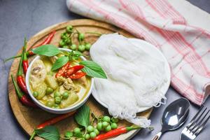 cuisine thaïlandaise poulet au curry vert sur bol de soupe et vermicelles de nouilles de riz thaï avec légumes herbes ingrédient - cuisine asiatique sur la table photo