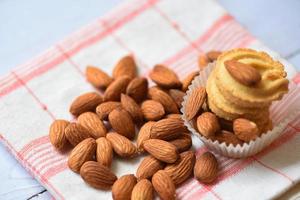 noix d'amandes sur fond de nappes - biscuit aux amandes pour le petit-déjeuner des aliments santé photo