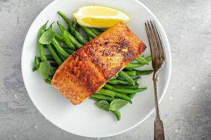 saumon grillé servi avec haricots verts photo
