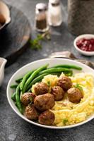 boulettes de viande suédoises avec purée de pommes de terre photo