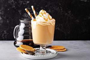 café au lait au caramel dans un verre à dessert photo