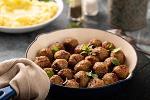 boulettes de viande suédoises dans une poêle en fonte photo