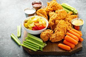 filets de poulet frits aux légumes photo