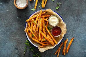 frites de patates douces avec sauces photo