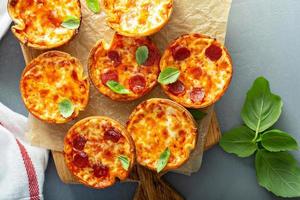 mini-pizzas pepperoni et fromage photo