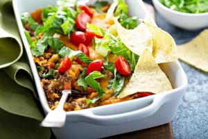 casserole de viande mexicaine traditionnelle avec frites photo