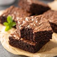 brownies fraîchement cuits sur un papier sulfurisé photo