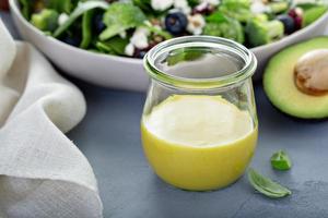 vinaigrette saine à la moutarde au miel avec avocat photo