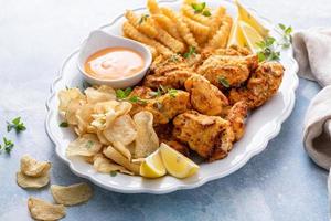 fish and chips sur un plateau de service avec trempette photo