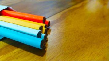 crayons colorés sur un fond en bois photo