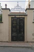 porte de style vintage et vieux mur de pierre photo