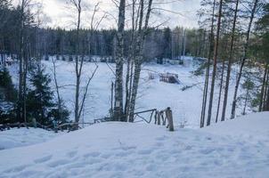 parc d'hiver avec glissades de neige, promenade dans le parc photo