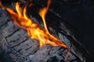 un feu long et faiblement brûlant, couvant fait de bûches. photo