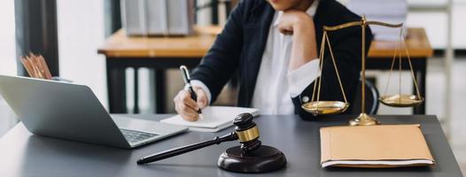 avocat masculin travaillant avec des documents contractuels et un marteau en bois sur table dans la salle d'audience. justice et droit, avocat, juge de la cour, concept. photo