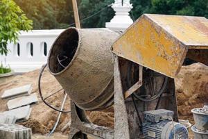 Mélangeur à mortier avec moteur Utilisez un mélangeur à mortier, en acier de bonne qualité, solide, gagnez du temps, puis commencez à ajouter des ingrédients. Lors du mélange, tournez la roue du moulin pour verser le mortier hors du moulin. photo