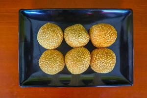 onde-onde ou boule de sésame ou jian dui est une pâtisserie chinoise frite à base de farine de riz gluant et enrobée de graines de sésame remplies de pâte de haricots. isolé sur fond blanc photo