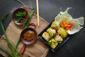 rouleaux de chou viande farcie ou kol gulung, kelem dolmasi, wraps de chou sarma, chou farci, golubtsy, golabki. feuilles de chou cuites enveloppées de viande ou de bœuf. photo