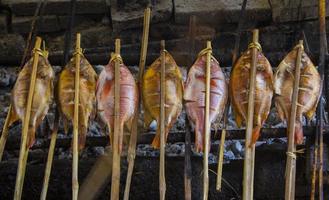 poisson grillé, poisson grillé tilapia du nil grillé sur charbon de bois chaud photo