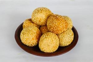 onde-onde ou boule de sésame ou jian dui est une pâtisserie chinoise frite à base de farine de riz gluant et enrobée de graines de sésame remplies de pâte de haricots. isolé sur fond blanc photo