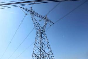 pylônes de transmission à haute tension. le contour du pylône des lignes électriques à très haute tension indonésie sutet sur ciel bleu photo