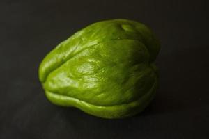 labu siam, jipang ou chayote isolé sur fond blanc. concept de légumes biologiques photo