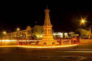 vue panoramique dans la nuit au monument de yogyakarta tugu yogyakarta photo avec vitesse de mouvement