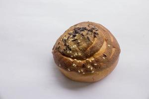 cuisson du pain au chocolat fait maison, isolé sur fond noir adapté au petit-déjeuner photo