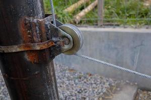 les poulies sont des machines simples constituées d'une roue sur laquelle passe une corde tirée pour changer la direction de la traction utilisée pour soulever une charge photo