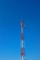 tour de communication. treillis telco pour communication internet 3g 4g 5g apocalypse, mobile, radio fm et diffusion télévisée sur air avec ciel bleu en arrière-plan photo