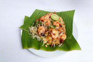 Le pad thai, ou phad thai, est un plat de nouilles de riz sauté originaire de Thaïlande. à base de nouilles de riz, de germes de soja, d'œufs, de crevettes et d'épices thaïlandaises photo