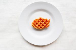 gaufre croissant ou croffle avec sauce au chocolat servie en boîte et fond blanc photo