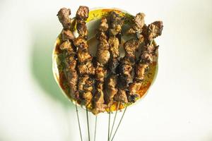 sate kambing ou sate klatak ou satay d'agneau ou satay de viande de chèvre photo