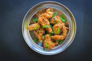 délicieux poulet frit croustillant fait maison au goût épicé et citron sur assiette photo