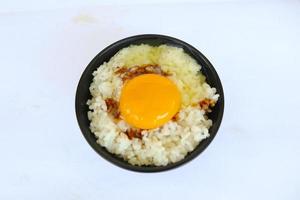 tamago kake gohan ou œuf cru sur du riz. cuisine traditionnelle du japon, manger au petit déjeuner photo
