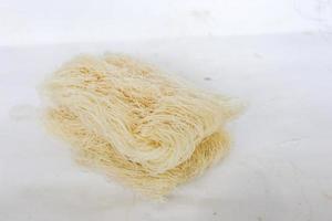 bihun sec cru ou vermicelles ou nouilles de riz ou cheveux d'ange isolés sur fond blanc photo