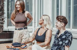 femme lgbt souriante et s'amusant dans le parc. photo