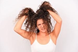 femme désespérée aux cheveux bouclés en désordre photo