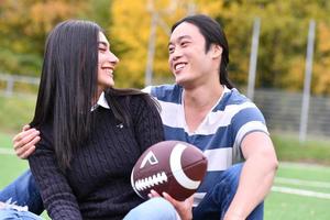 couple mixte dans le parc jouant au football américain. football américain. couple jouant au rugby. photo