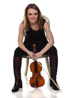 belle fille blonde naturelle tenant et jouant du violon. photo