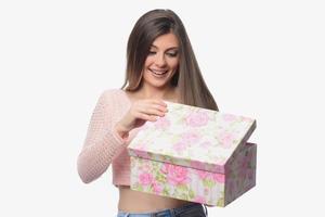 belle femme heureuse tenant des coffrets cadeaux photo