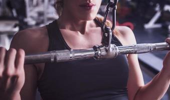 femme faisant une séance d'entraînement à la salle de fitness. photo