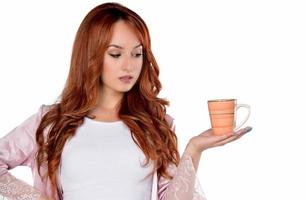 belle femme buvant du thé, buvant du café, portrait en studio photo