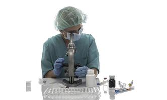 scientifique en gants médicaux bleus et uniforme d'apprentissage des échantillons de covid-19 avec microscope en laboratoire. photo