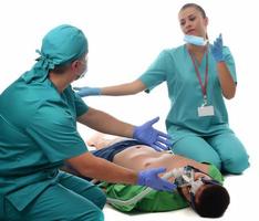 équipe médicale donnant la cpr à un patient covid photo