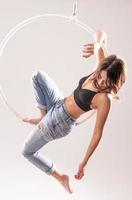 une gymnaste féminine de cerceau aérien effectuant des exercices sur un cerceau aérien photo