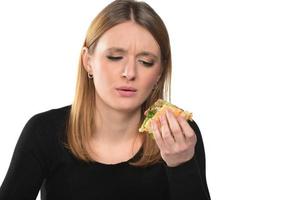 portrait d'une belle jeune fille drôle mangeant un hamburger. photo