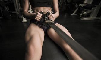 femme faisant une séance d'entraînement à la salle de fitness. photo