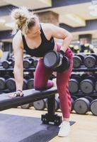 femme faisant une séance d'entraînement à la salle de fitness. photo