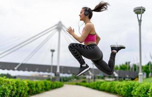 femme sportive sautant de joie jusqu'à l'exercice. photo